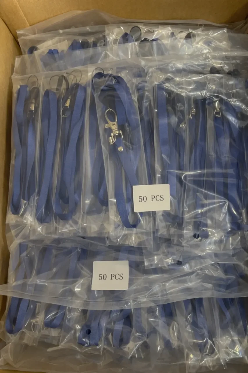 50本ずつパッキングされたネックストラップ