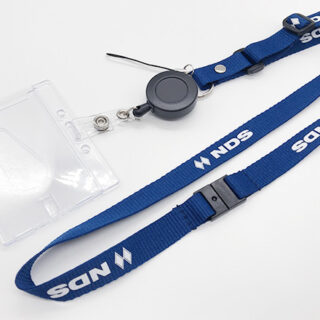 紺色に白ロゴが映えるリールクリップとカードケース付きネックストラップ