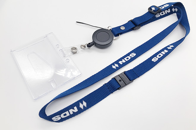 紺色に白ロゴが映えるリールクリップとカードケース付きネックストラップ