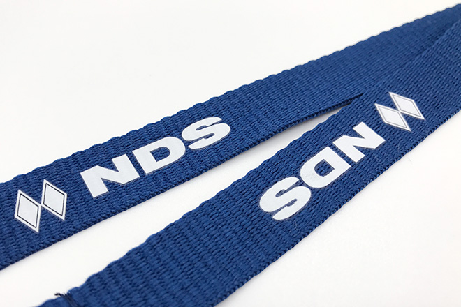 紺色に白ロゴが映えるリールクリップとカードケース付きネックストラップ