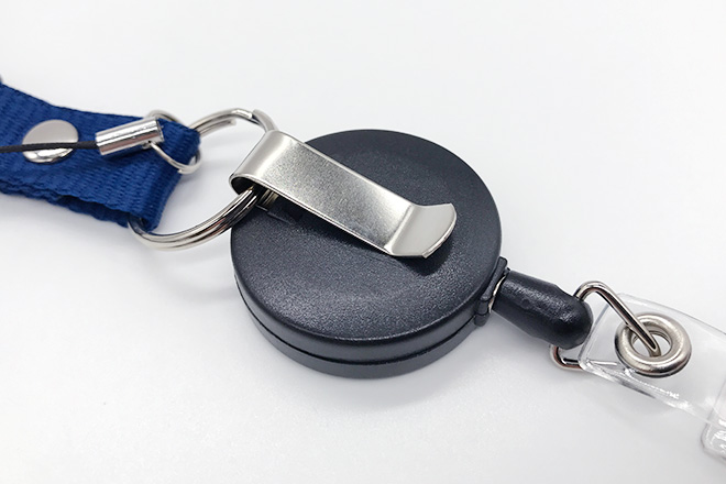 紺色に白ロゴが映えるリールクリップとカードケース付きネックストラップ