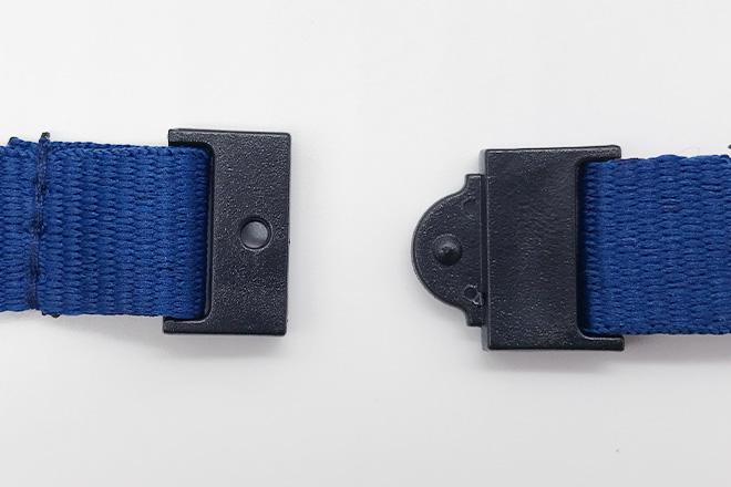 紺色に白ロゴが映えるリールクリップとカードケース付きネックストラップ