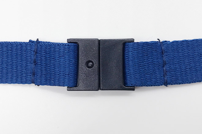 紺色に白ロゴが映えるリールクリップとカードケース付きネックストラップ