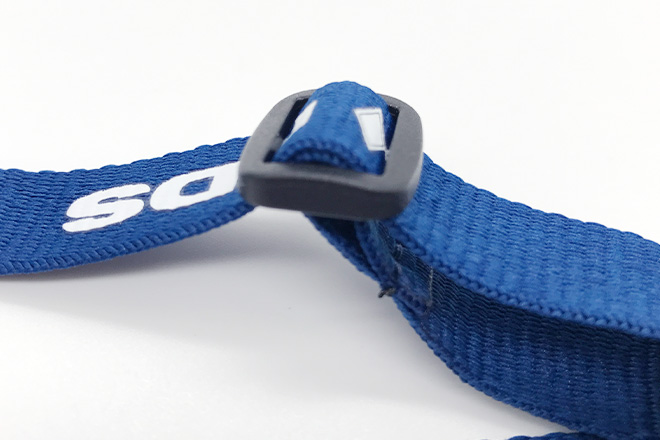 紺色に白ロゴが映えるリールクリップとカードケース付きネックストラップ