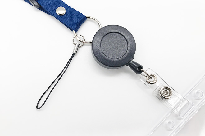 紺色に白ロゴが映えるリールクリップとカードケース付きネックストラップ