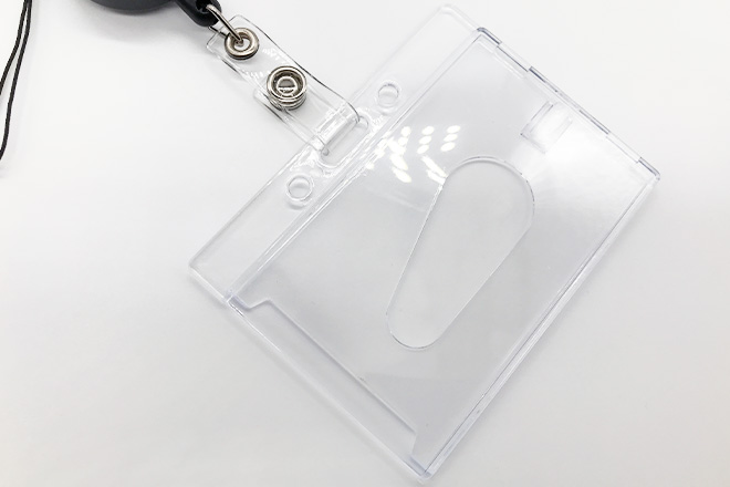 紺色に白ロゴが映えるリールクリップとカードケース付きネックストラップ