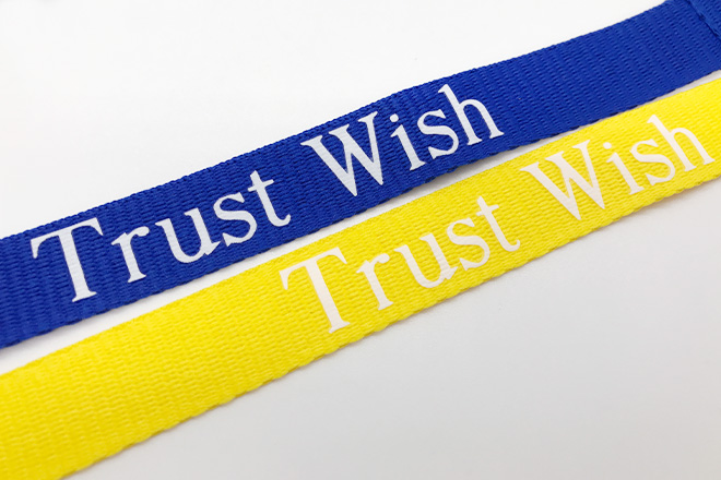 青と黄色の色違いが目をひくネックストラップ