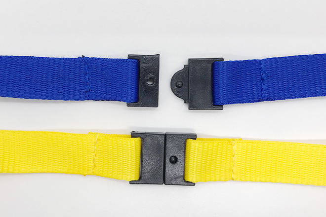 青と黄色の色違いが目をひくネックストラップ