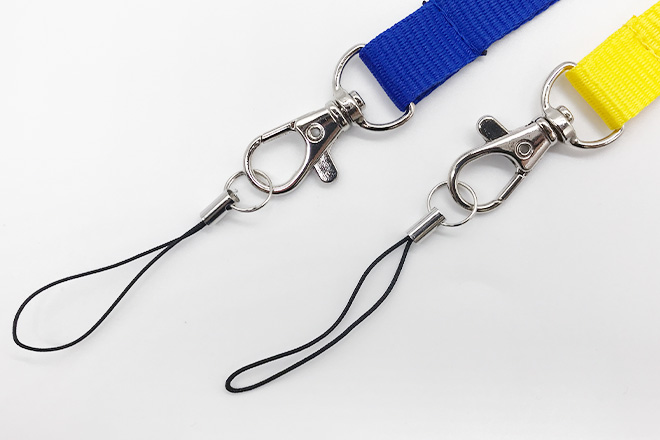 青と黄色の色違いが目をひくネックストラップ