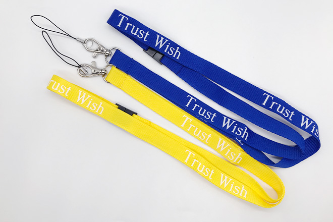 青と黄色の色違いが目をひくネックストラップ