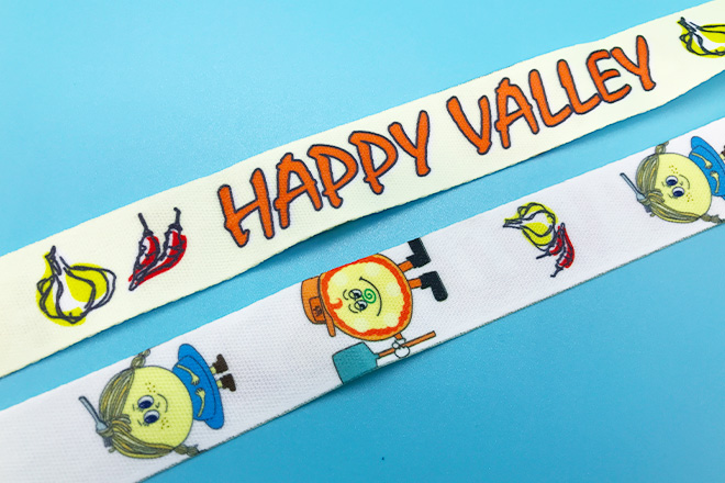 手書き風デザインが魅力のカードケース付きネックストラップ