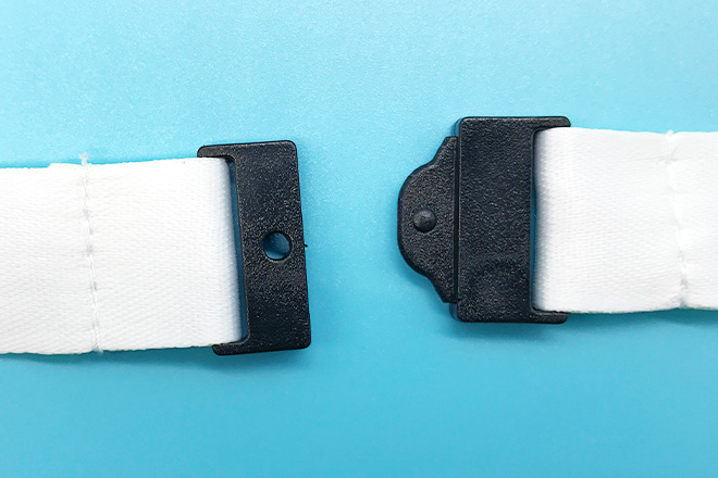 手書き風デザインが魅力のカードケース付きネックストラップ