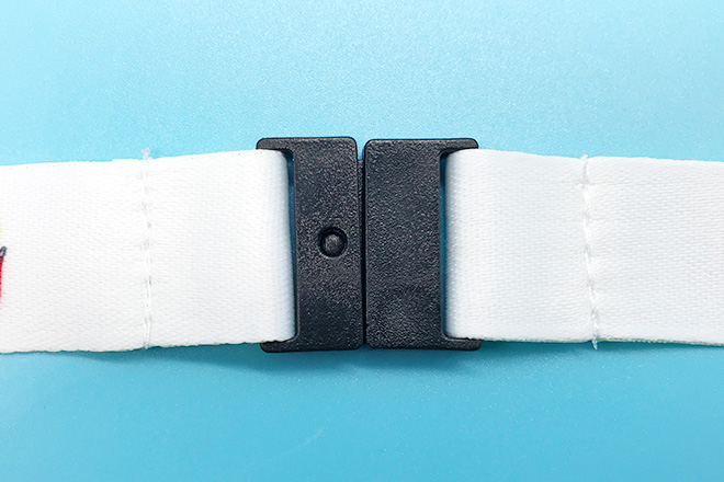 手書き風デザインが魅力のカードケース付きネックストラップ