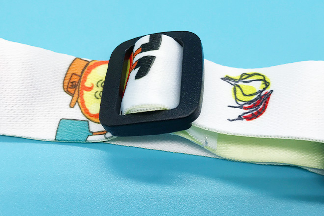 手書き風デザインが魅力のカードケース付きネックストラップ