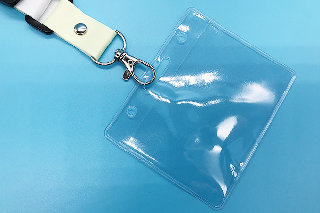 手書き風デザインが魅力のカードケース付きネックストラップ