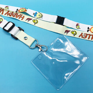 手書き風デザインが魅力のカードケース付きネックストラップ