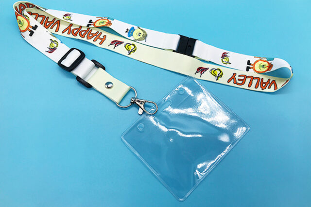 手書き風デザインが魅力のカードケース付きネックストラップ