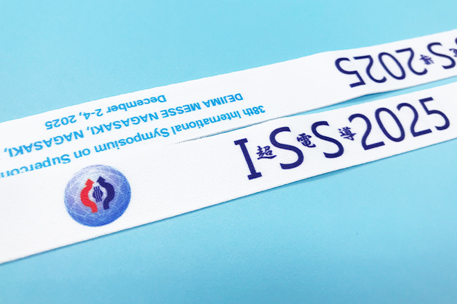 白地にブルーの文字が爽やかな印象のカードケース付ストラップ