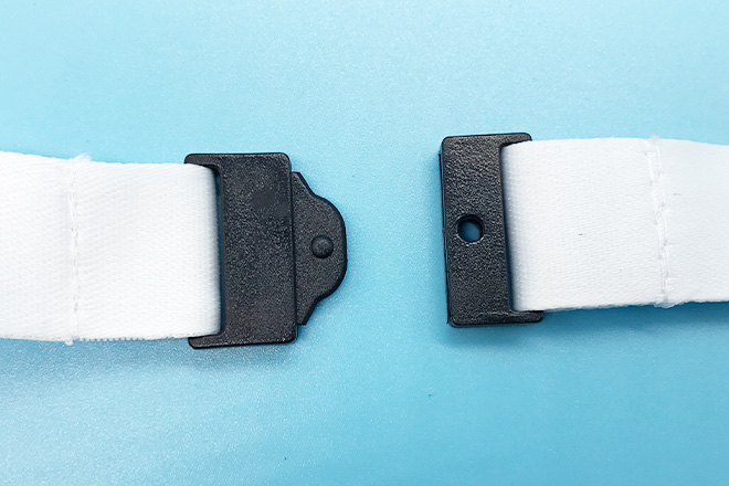 白地にブルーの文字が爽やかな印象のカードケース付ストラップ