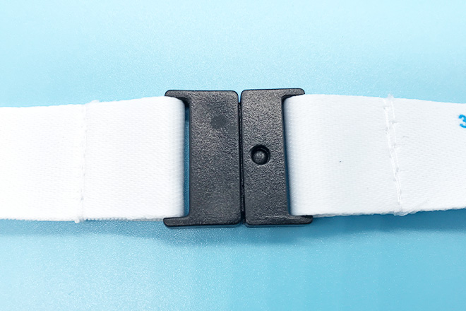 白地にブルーの文字が爽やかな印象のカードケース付ストラップ