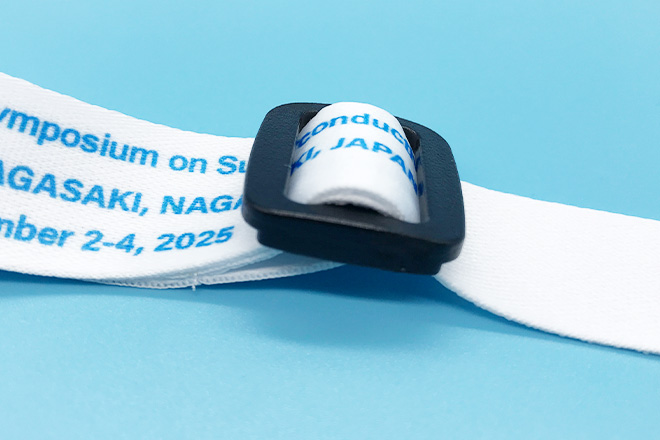 白地にブルーの文字が爽やかな印象のカードケース付ストラップ