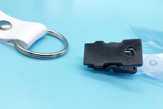 白地にブルーの文字が爽やかな印象のカードケース付ストラップ