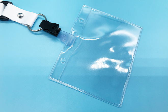 白地にブルーの文字が爽やかな印象のカードケース付ストラップ