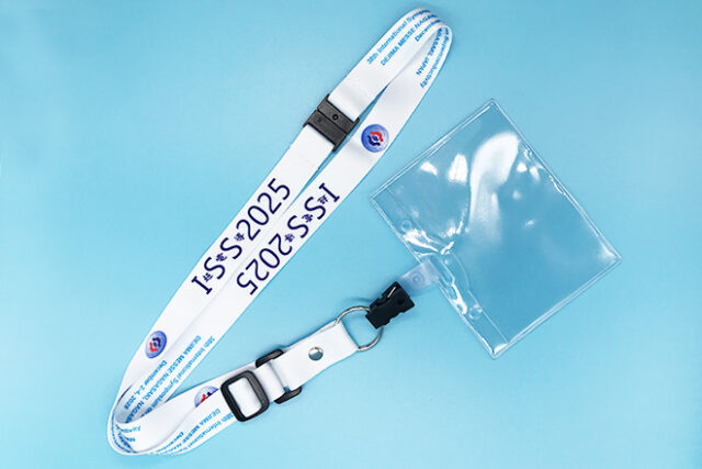 白地にブルーの文字が爽やかな印象のカードケース付ストラップ