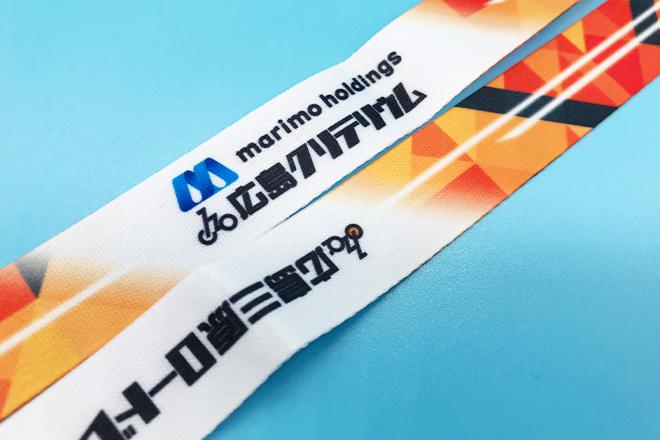 鮮やかなオレンジが目を引くカードケース付きネックストラップ