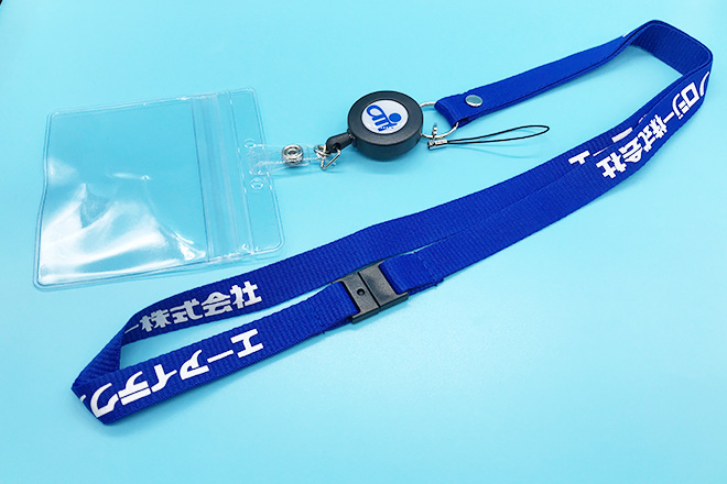 カードケースとリールクリップを備えた社名入りネックストラップ