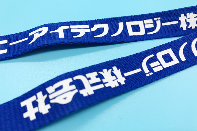 カードケースとリールクリップを備えた社名入りネックストラップ