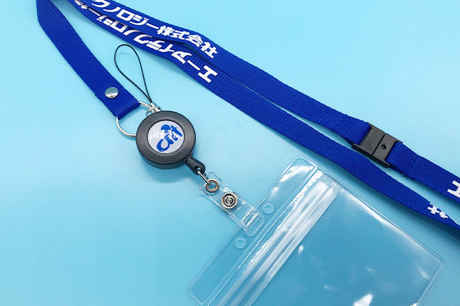 カードケースとリールクリップを備えた社名入りネックストラップ