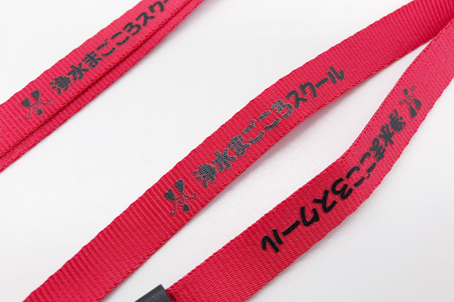 赤と黒のコントラストが目を引くネックストラップ